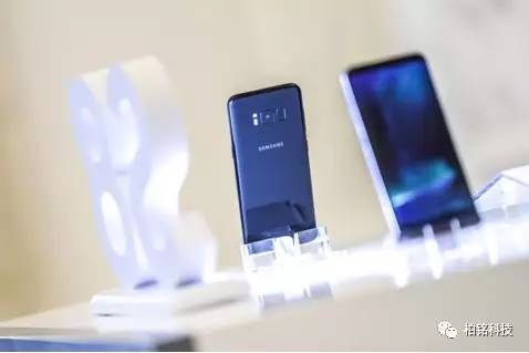 Galaxy S8内部性能强大的骁龙835处理器可以迅速将中国移动4G+网络传输来的巨大流量的数据变成用户所需要的影像或视频，而高达2960×1440 分辨率的全视曲面屏可以将影像或视频最细腻的一面展示在用户面前，为用户带来全新带来的科技享受和网络服务。
